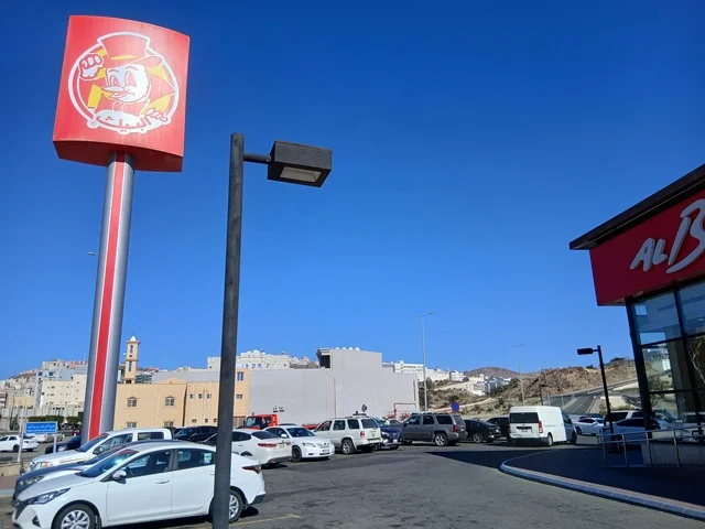 موقف السيارات فى الباركينج الخارجي  لمطعم البيك فرع منطقة الباحة, مطاعم مشهورة لتقديم المأكولات والوجبات السريعة , مقصد السائحين من شتى أنحاء العالم الى المملكة العربية السعودية