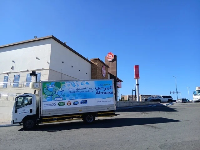 موقف السيارات فى الباركينج الخارجي  لمطعم البيك فرع منطقة الباحة, مطاعم مشهورة لتقديم المأكولات والوجبات السريعة , مقصد السائحين من شتى أنحاء العالم الى المملكة العربية السعودية