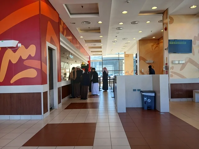 مطعم البيك من الداخل فرع منطقة الباحة, مطاعم مشهورة لتقديم المأكولات والوجبات السريعة , مقصد السائحين من شتى أنحاء العالم الى المملكة العربية السعودية