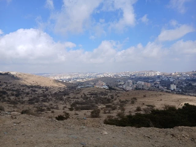 المرتفعات والقمم الجبلية بمنطقة الباحة في قرية ذي العين الأثرية جنوب المملكة العربية السعودية، منظر السماء الملبدة بالغيوم في المنطقة الجبلية، المعالم السياحية التاريخية المشهورة،  البيوت السكنية والطرقات المهيئة في المدينة، الأشجار والنباتات الخضراء