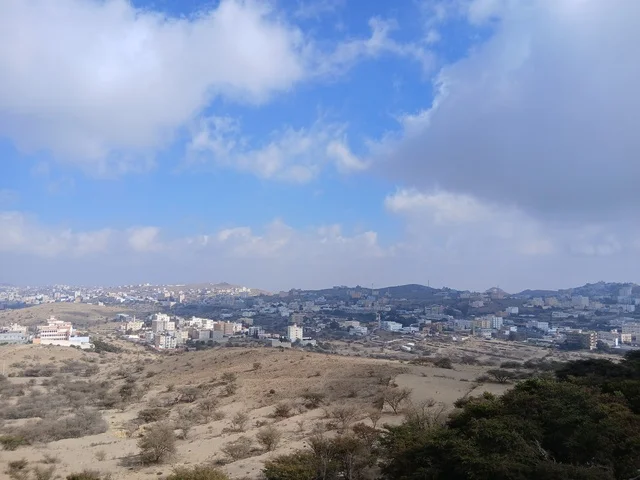 المرتفعات والقمم الجبلية بمنطقة الباحة في قرية ذي العين الأثرية جنوب المملكة العربية السعودية، منظر السماء الملبدة بالغيوم في المنطقة الجبلية، المعالم السياحية التاريخية المشهورة،  البيوت السكنية والطرقات المهيئة في المدينة، الأشجار والنباتات الخضراء