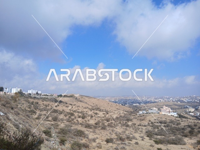 المرتفعات والقمم الجبلية بمنطقة الباحة في قرية ذي العين الأثرية جنوب المملكة العربية السعودية، منظر السماء الملبدة بالغيوم في المنطقة الجبلية، المعالم السياحية التاريخية المشهورة،  البيوت السكنية والطرقات المهيئة في المدينة، الأشجار والنباتات الخضراء