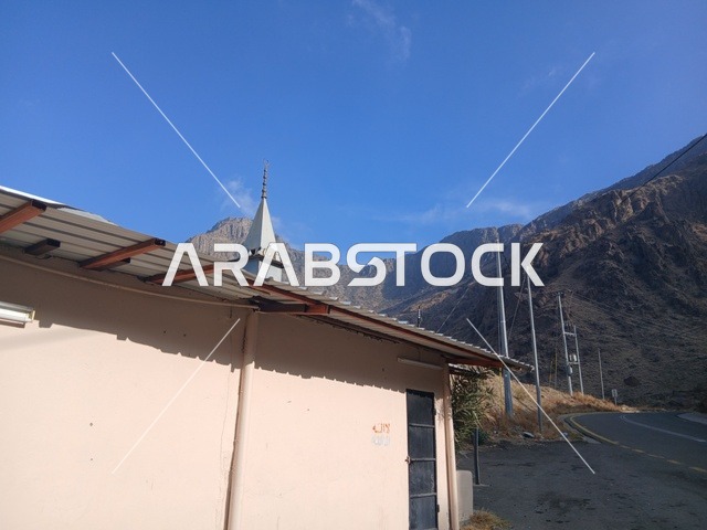 المرتفعات والقمم الجبلية بمنطقة الباحة في قرية ذي العين الأثرية جنوب المملكة العربية السعودية، منظر السماء الملبدة بالغيوم في المنطقة الجبلية، المعالم السياحية التاريخية المشهورة،  البيوت السكنية والطرقات المهيئة في المدينة، الأشجار والنباتات الخضراء