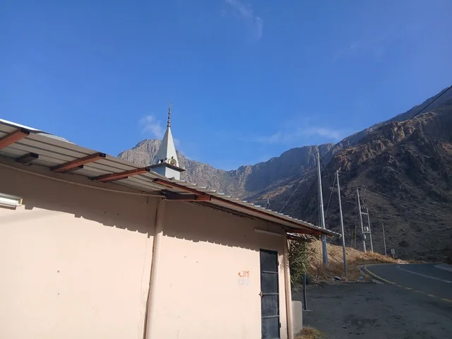 المرتفعات والقمم الجبلية بمنطقة الباحة في قرية ذي العين الأثرية جنوب المملكة العربية السعودية، منظر السماء الملبدة بالغيوم في المنطقة الجبلية، المعالم السياحية التاريخية المشهورة،  البيوت السكنية والطرقات المهيئة في المدينة، الأشجار والنباتات الخضراء