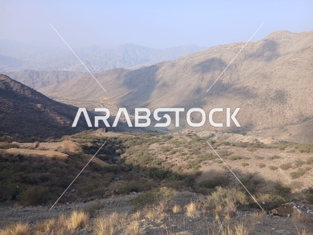 المرتفعات والقمم الجبلية بمنطقة الباحة في قرية ذي العين الأثرية جنوب المملكة العربية السعودية، منظر السماء الملبدة بالغيوم في المنطقة الجبلية، المعالم السياحية التاريخية المشهورة،  البيوت السكنية والطرقات المهيئة في المدينة، الأشجار والنباتات الخضراء