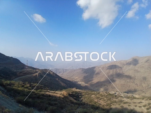 المرتفعات والقمم الجبلية بمنطقة الباحة في قرية ذي العين الأثرية جنوب المملكة العربية السعودية، منظر السماء الملبدة بالغيوم في المنطقة الجبلية، المعالم السياحية التاريخية المشهورة،  البيوت السكنية والطرقات المهيئة في المدينة، الأشجار والنباتات الخضراء