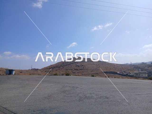 البيوت السكنية والطرقات المهيئة في المدينة، المرتفعات والقمم الجبلية بمنطقة الباحة في قرية ذي العين الأثرية جنوب المملكة العربية السعودية، المعالم السياحية التاريخية المشهورة،  الأشجار والنباتات الخضراء