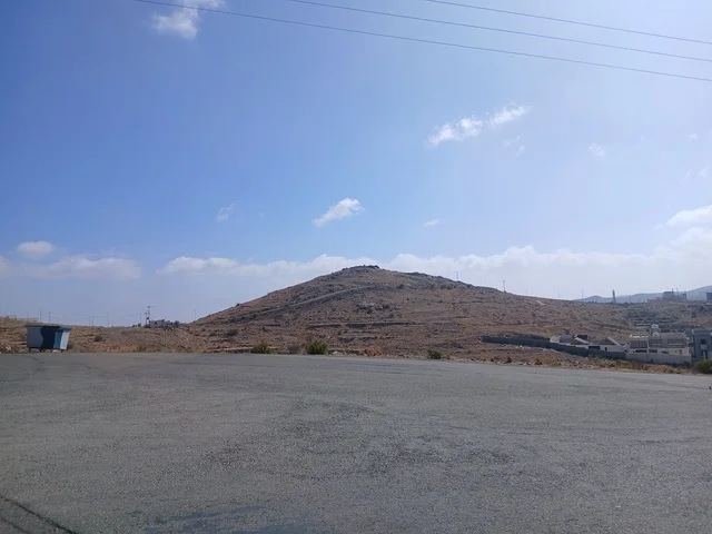 البيوت السكنية والطرقات المهيئة في المدينة، المرتفعات والقمم الجبلية بمنطقة الباحة في قرية ذي العين الأثرية جنوب المملكة العربية السعودية، المعالم السياحية التاريخية المشهورة،  الأشجار والنباتات الخضراء