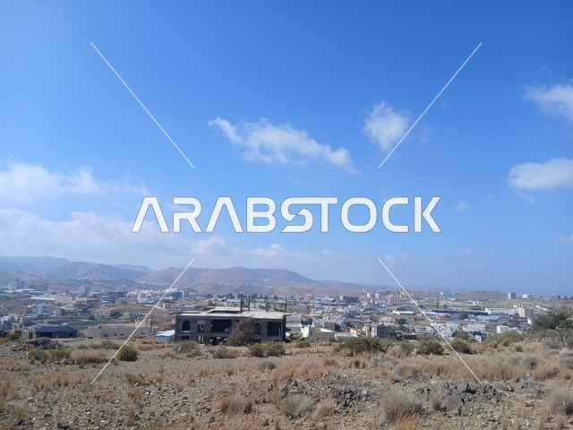 البيوت السكنية والطرقات المهيئة في المدينة، المرتفعات والقمم الجبلية بمنطقة الباحة في قرية ذي العين الأثرية جنوب المملكة العربية السعودية، المعالم السياحية التاريخية المشهورة،  الأشجار والنباتات الخضراء