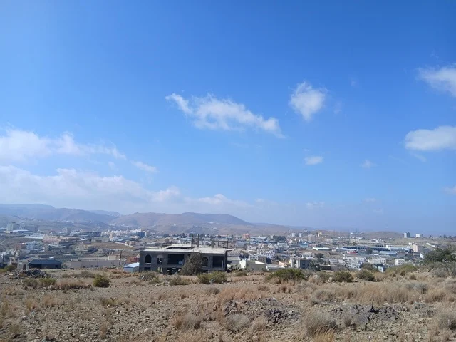 البيوت السكنية والطرقات المهيئة في المدينة، المرتفعات والقمم الجبلية بمنطقة الباحة في قرية ذي العين الأثرية جنوب المملكة العربية السعودية، المعالم السياحية التاريخية المشهورة،  الأشجار والنباتات الخضراء