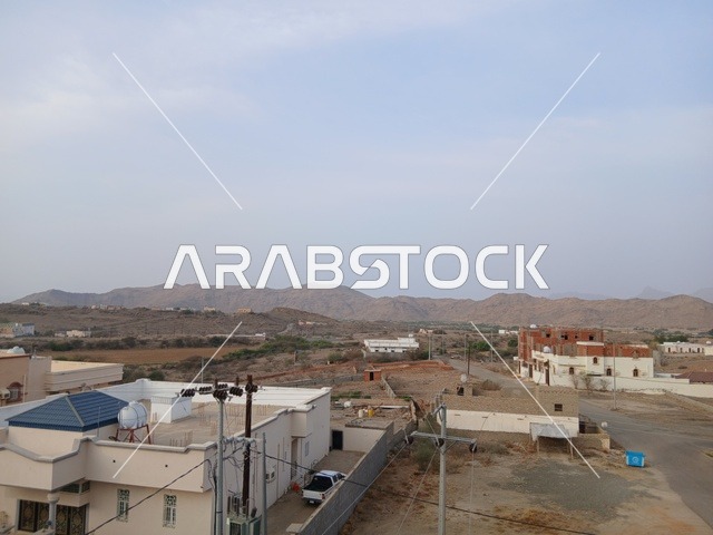البيوت السكنية والطرقات المهيئة في المدينة، المرتفعات والقمم الجبلية بمنطقة الباحة في قرية ذي العين الأثرية جنوب المملكة العربية السعودية، المعالم السياحية التاريخية المشهورة،  الأشجار والنباتات الخضراء