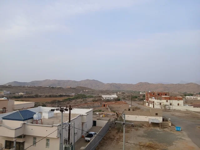 البيوت السكنية والطرقات المهيئة في المدينة، المرتفعات والقمم الجبلية بمنطقة الباحة في قرية ذي العين الأثرية جنوب المملكة العربية السعودية، المعالم السياحية التاريخية المشهورة،  الأشجار والنباتات الخضراء