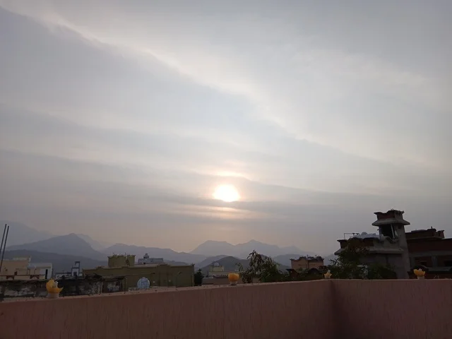 البيوت السكنية والطرقات المهيئة في المدينة، المرتفعات والقمم الجبلية بمنطقة الباحة في قرية ذي العين الأثرية جنوب المملكة العربية السعودية، المعالم السياحية التاريخية المشهورة،  الأشجار والنباتات الخضراء