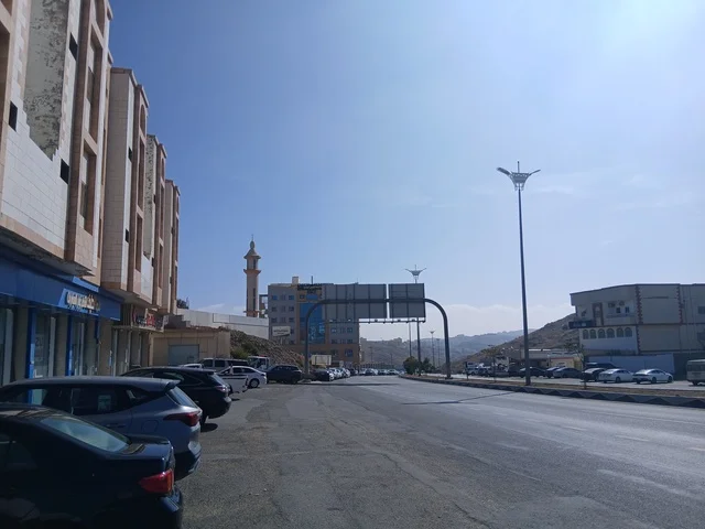 مدينه الباحه في المملكة العربية السعودية, أعمدة الإنارة في شوارع وطرق المنطقة, التضاريس والقمم والمرتفعات الجبلية في المناطق السياحية