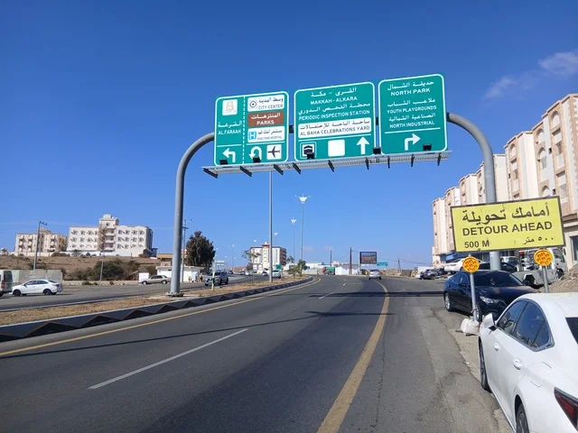 مدينه الباحه في المملكة العربية السعودية, أعمدة الإنارة في شوارع وطرق المنطقة, التضاريس والقمم والمرتفعات الجبلية في المناطق السياحية