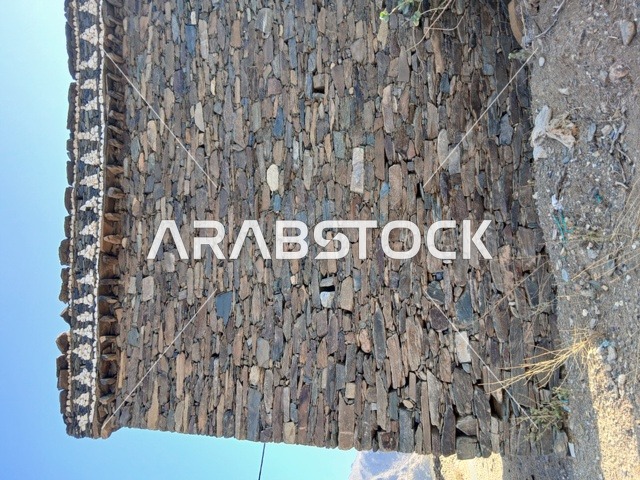 البيوت والمباني الحجرية الأثرية في منطقة الحجرة، الأماكن والمعالم السياحية المشهورة في المملكة العربية السعودية، المناطق الجبلية المرتفعة، الفن الهندسي المعماري على الطراز القديم