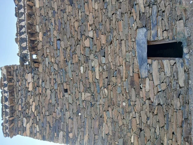 البيوت والمباني الحجرية الأثرية في منطقة الحجرة، الأماكن والمعالم السياحية المشهورة في المملكة العربية السعودية، المناطق الجبلية المرتفعة، الفن الهندسي المعماري على الطراز القديم