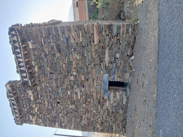 البيوت والمباني الحجرية الأثرية في منطقة الحجرة، الأماكن والمعالم السياحية المشهورة في المملكة العربية السعودية، المناطق الجبلية المرتفعة، الفن الهندسي المعماري على الطراز القديم