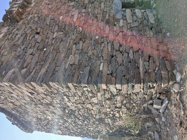 البيوت والمباني الحجرية الأثرية في منطقة الحجرة، الأماكن والمعالم السياحية المشهورة في المملكة العربية السعودية، المناطق الجبلية المرتفعة، الفن الهندسي المعماري على الطراز القديم