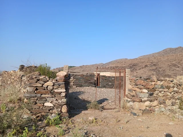 النباتات الخضراء حول البيوت والمباني الحجرية الأثرية في منطقة الحجرة، الأماكن والمعالم السياحية المشهورة في المملكة العربية السعودية، المناطق الجبلية المرتفعة، الفن الهندسي المعماري على الطراز القديم