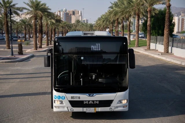 حافلات مكة للنقل, حافلة فاخرة بتصميم حديث في مكة المكرمة, موقف وسائل النقل في النهار، تأمين المواصلات للمواطنين في المملكة العربية السعودية