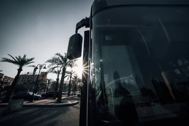 حافلات مكة للنقل, حافلة فاخرة بتصميم حديث في مكة المكرمة, موقف وسائل النقل في النهار، تأمين المواصلات للمواطنين في المملكة العربية السعودية