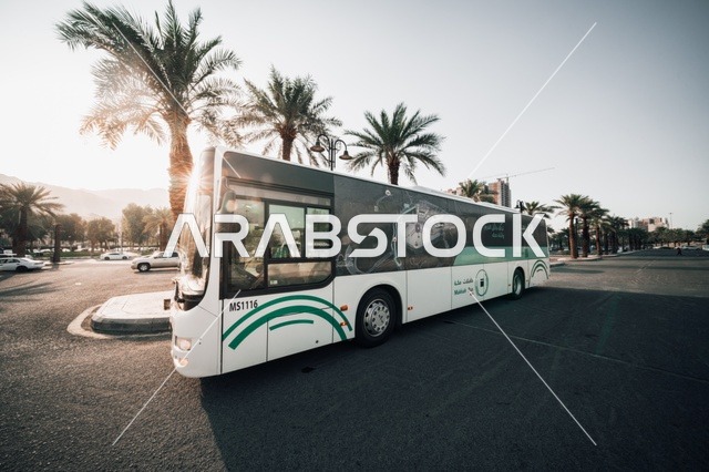 حافلات مكة للنقل, حافلة فاخرة بتصميم حديث في مكة المكرمة, موقف وسائل النقل في النهار، تأمين المواصلات للمواطنين في المملكة العربية السعودية