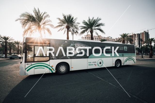 حافلات مكة للنقل, حافلة فاخرة بتصميم حديث في مكة المكرمة, موقف وسائل النقل في النهار، تأمين المواصلات للمواطنين في المملكة العربية السعودية