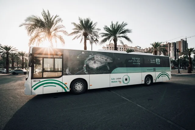حافلات مكة للنقل, حافلة فاخرة بتصميم حديث في مكة المكرمة, موقف وسائل النقل في النهار، تأمين المواصلات للمواطنين في المملكة العربية السعودية