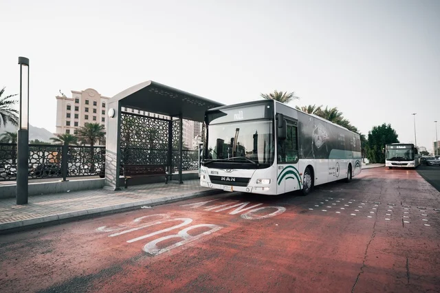 حافلات مكة للنقل, حافلة فاخرة بتصميم حديث في مكة المكرمة, موقف وسائل النقل في النهار، تأمين المواصلات للمواطنين في المملكة العربية السعودية