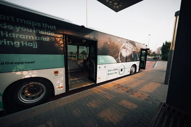 حافلات مكة للنقل, حافلة فاخرة بتصميم حديث في مكة المكرمة, موقف وسائل النقل في النهار، تأمين المواصلات للمواطنين في المملكة العربية السعودية