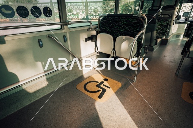 صورة من الداخل لحافلة فاخرة بتصميم حديث في مكة المكرمة, موقف وسائل النقل في النهار، حافلات مكة للنقل,  تأمين المواصلات للمواطنين في المملكة العربية السعودية