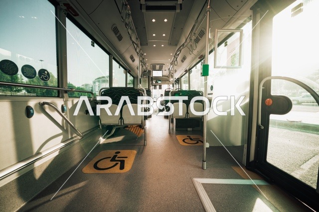 صورة من الداخل لحافلة فاخرة بتصميم حديث في مكة المكرمة, موقف وسائل النقل في النهار، حافلات مكة للنقل,  تأمين المواصلات للمواطنين في المملكة العربية السعودية