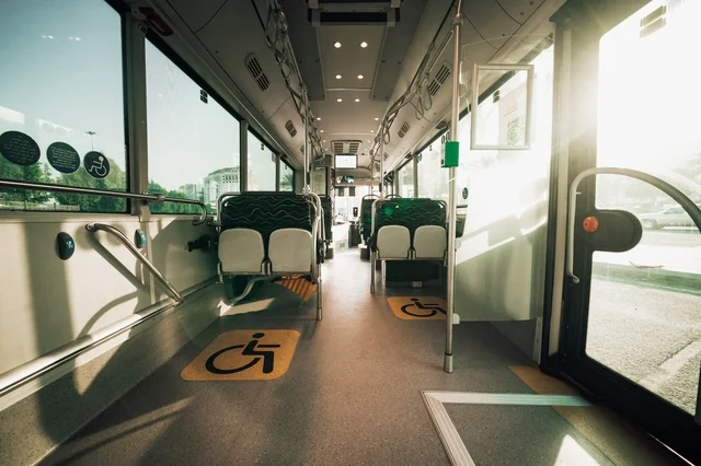 صورة من الداخل لحافلة فاخرة بتصميم حديث في مكة المكرمة, موقف وسائل النقل في النهار، حافلات مكة للنقل,  تأمين المواصلات للمواطنين في المملكة العربية السعودية