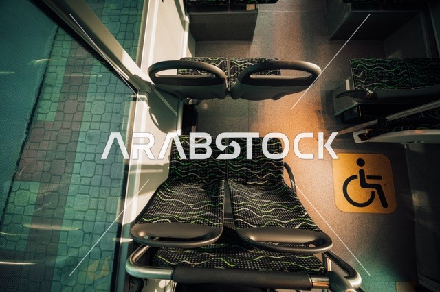 صورة من الداخل لحافلة فاخرة بتصميم حديث في مكة المكرمة, موقف وسائل النقل في النهار، حافلات مكة للنقل,  تأمين المواصلات للمواطنين في المملكة العربية السعودية