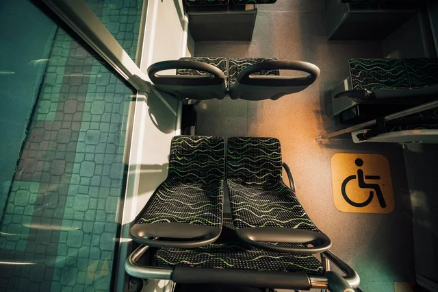 صورة من الداخل لحافلة فاخرة بتصميم حديث في مكة المكرمة, موقف وسائل النقل في النهار، حافلات مكة للنقل,  تأمين المواصلات للمواطنين في المملكة العربية السعودية