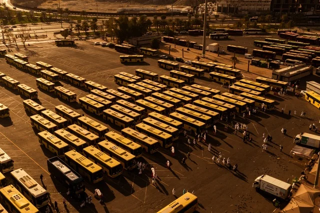 تصوير درون لموقف الباصات والحافلات في مدينة الرياض في المملكة العربية السعودية، محطة حافلات الرياض، طرق وشوارع المدينة، وسائل النقل والمواصلات، وزارة النقل والخدمات اللوجستية