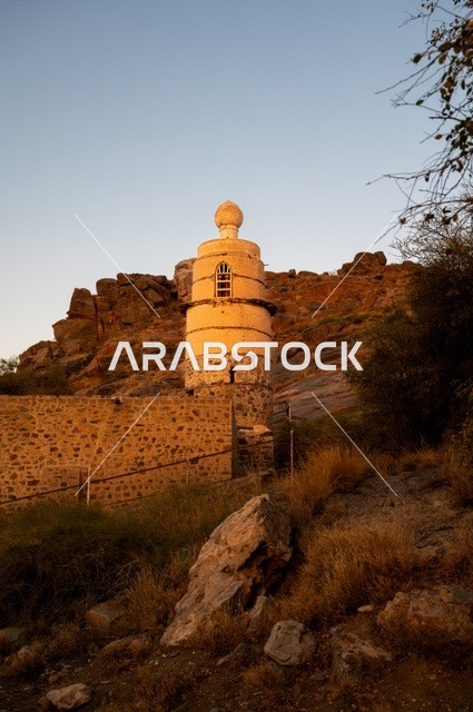 The architectural engineering art in building the minaret, a cylindrical lighthouse in the Abbasid style, the Al-Madhoun Mosque (Al-Qantara) in the Al-Muthna neighborhood in the city of Taif, a destination for attracting visitors and pilgrims, religious, heritage, and tourist landmarks, the mountainous nature in Saudi Arabia.