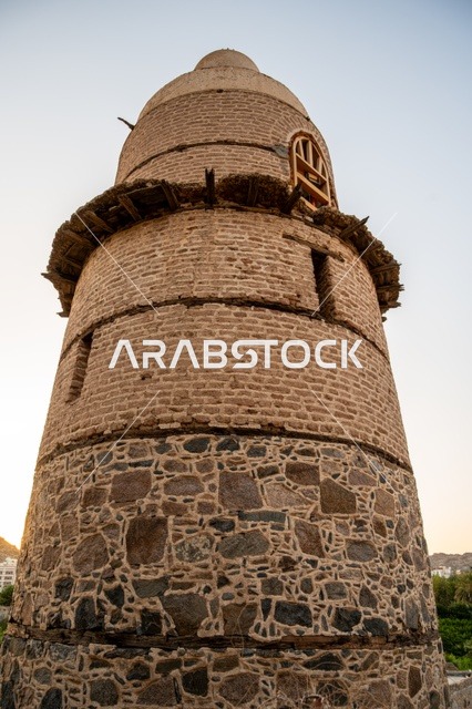 The architectural engineering art in building the minaret, a cylindrical lighthouse in the Abbasid style, the Al-Madhoun Mosque (Al-Qantara) in the Al-Muthna neighborhood in the city of Taif, a destination for attracting visitors and pilgrims, religious, heritage, and tourist landmarks, the mountainous nature in Saudi Arabia.