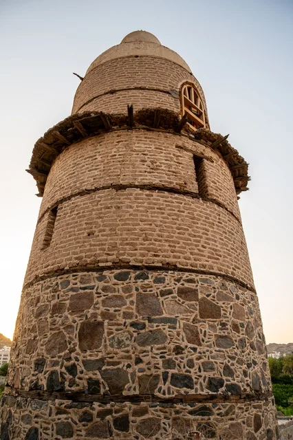 The architectural engineering art in building the minaret, a cylindrical lighthouse in the Abbasid style, the Al-Madhoun Mosque (Al-Qantara) in the Al-Muthna neighborhood in the city of Taif, a destination for attracting visitors and pilgrims, religious, heritage, and tourist landmarks, the mountainous nature in Saudi Arabia.