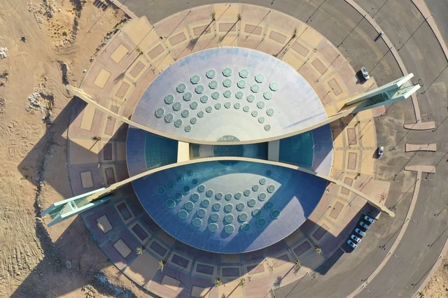 التصاميم والديكورات للقبب والمآذن, المعالم والأماكن الدينية الإسلامية المشهورة في المملكة العربية السعودية, جامع جامعة تبوك في مدينة تبوك , الفن الهندسي المعماري لبناء المساجد على الطراز العربي الإسلامي