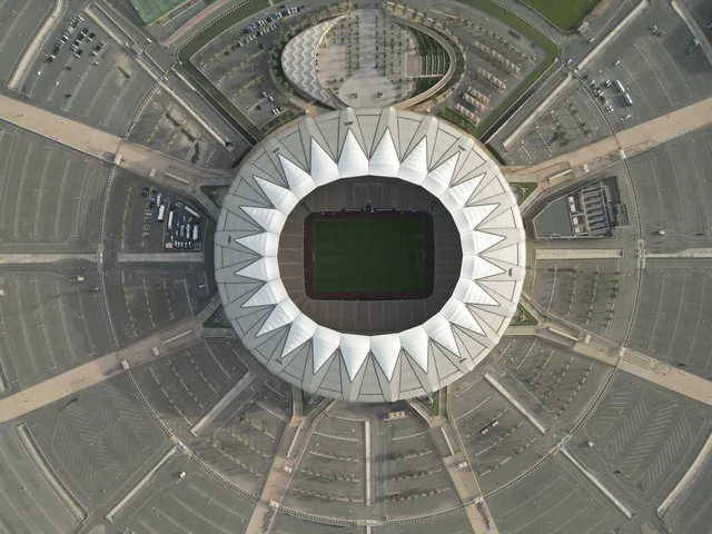 صورة من الاعلي لملعب الملك عبد الله بن عبد العزيز الرياضي, المدينة الرياضية في جدة، المجمع الرياضي في المملكة العربية السعودية، الفن الهندسي المعماري لاستاد الجوهرة، معلم رياضي مشهور