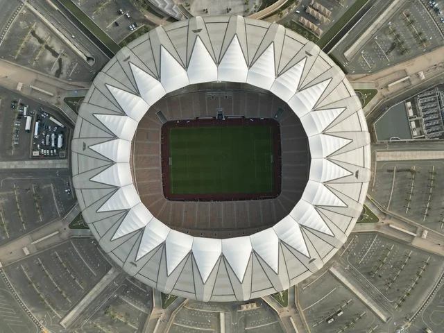 صورة من الاعلي لملعب الملك عبد الله بن عبد العزيز الرياضي, المدينة الرياضية في جدة، المجمع الرياضي في المملكة العربية السعودية، الفن الهندسي المعماري لاستاد الجوهرة، معلم رياضي مشهور