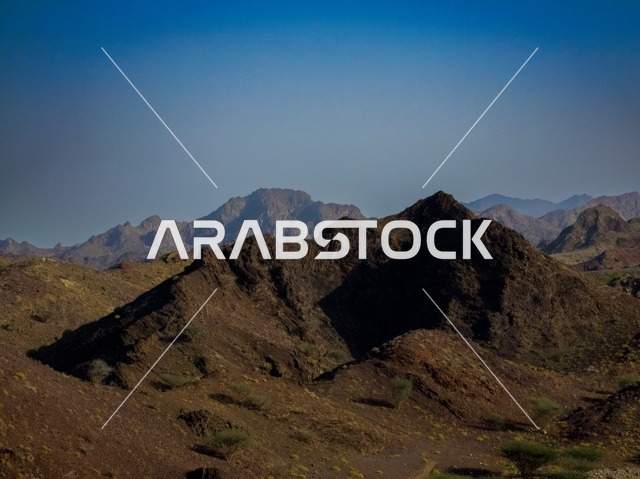 جبال مدينة حتا السياحية بإمارة دبي بدولة الإمارات العربية المتحدة ، المرتفعات الجبلية ، خلفية الطبيعة الجبلية ، السياحة في الإمارات ، جبال حتا