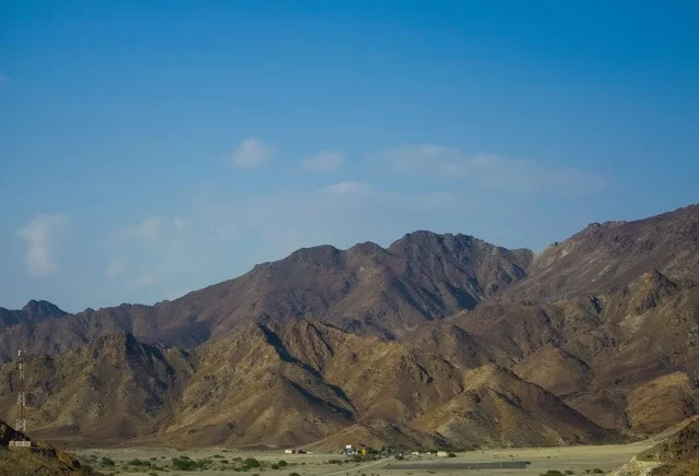 جبال مدينة حتا السياحية بإمارة دبي بدولة الإمارات العربية المتحدة ، المرتفعات الجبلية ، خلفية الطبيعة الجبلية ، السياحة في الإمارات ، جبال حتا