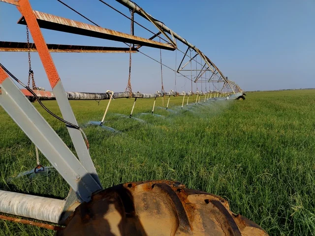 طائرة درون لسقي الاراضي الزراعيه والحقول الخضراء, زيادة انتاج وجودة المحاصيل الزراعيه, آلات واجهزه متطوره، أساليب الري المتقدمة في المملكة العربية السعودية، تطور التقنيه والتكنولوجيا الحديثه في الري وسقي المزروعات