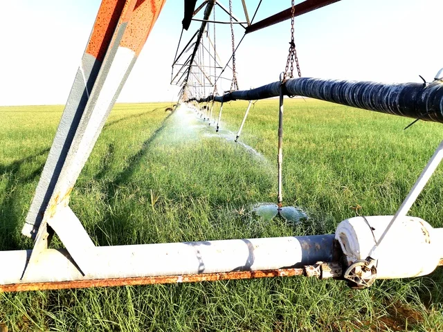 طائرة درون لسقي الاراضي الزراعيه والحقول الخضراء, زيادة انتاج وجودة المحاصيل الزراعيه, آلات واجهزه متطوره، أساليب الري المتقدمة في المملكة العربية السعودية، تطور التقنيه والتكنولوجيا الحديثه في الري وسقي المزروعات