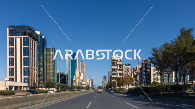 الأبراج وناطحات السحاب في المملكة ، معالم سياحية مشهورة في السعودية, حركة مرور السيارات على طريق الملك فهد صباحاً , النهضة الاقتصادية والعمرانية لمدينة الرياض بالسعودية ، الفن الهندسي المعماري المتميز في مدينة الرياض