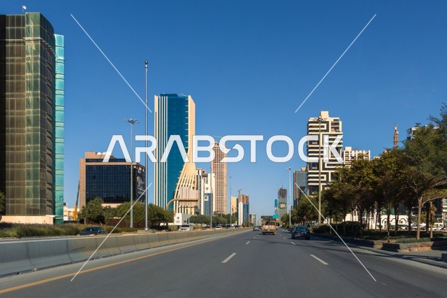 الأبراج وناطحات السحاب في المملكة ، معالم سياحية مشهورة في السعودية, حركة مرور السيارات على طريق الملك فهد صباحاً , النهضة الاقتصادية والعمرانية لمدينة الرياض بالسعودية ، الفن الهندسي المعماري المتميز في مدينة الرياض