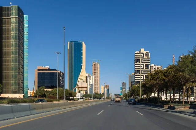 The towers and skyscrapers in the Kingdom, famous tourist attractions in Saudi Arabia, the traffic of cars on King Fahd Road in the morning, the economic and urban renaissance of Riyadh in Saudi Arabia, the distinguished architectural engineering art in the city of Riyadh.